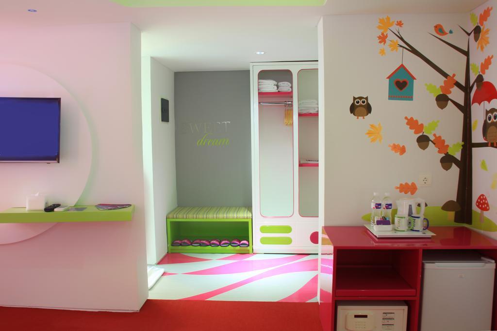 Berry Glee Thematic Hotel Кута Экстерьер фото